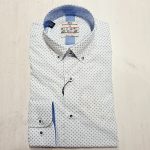 Camisa manga larga con estampado floral pequeño.